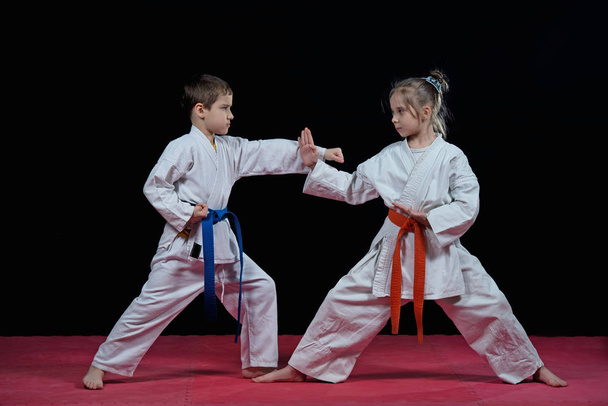 Děti jsou Trénink karate - Fotografie, Obrázek