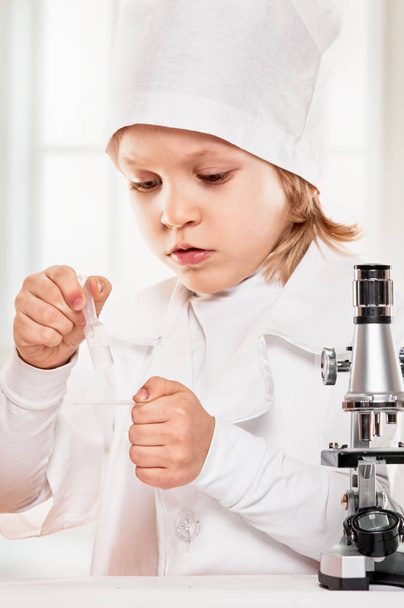 researcher Microscope Boy - Foto, Imagem
