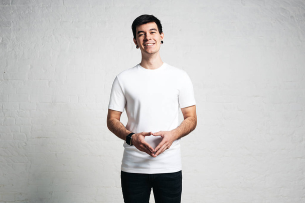 Young caucasian man in blank white t-shirt, horizontal studio portrait - Foto, Bild