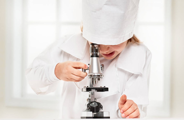 Microscope and learning Boy - Foto, afbeelding