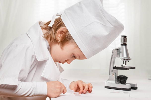 Microscope and curious Boy portrait - Foto, afbeelding