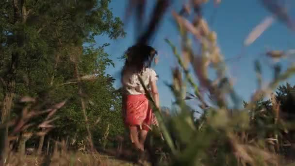 Egy gyönyörű fiatal nő vidáman séta és az erdőben ugráló - Felvétel, videó