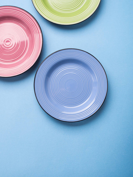 Des plats en céramique colorés. Pose plate
 - Photo, image