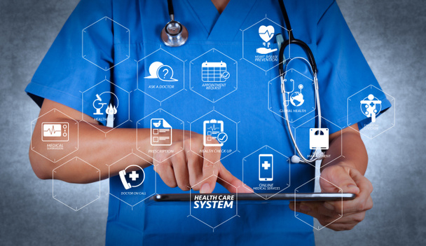 Diagrama del sistema de salud con chequeo de salud y síntoma en el tablero de VR. Médico trabajando en una tableta digital sobre fondo de textura
 - Foto, Imagen