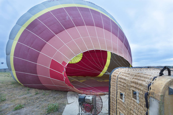 Capadocia, Goreme, Turquía. La gente infla globos con un quemador de gas de alta potencia
. - Foto, Imagen