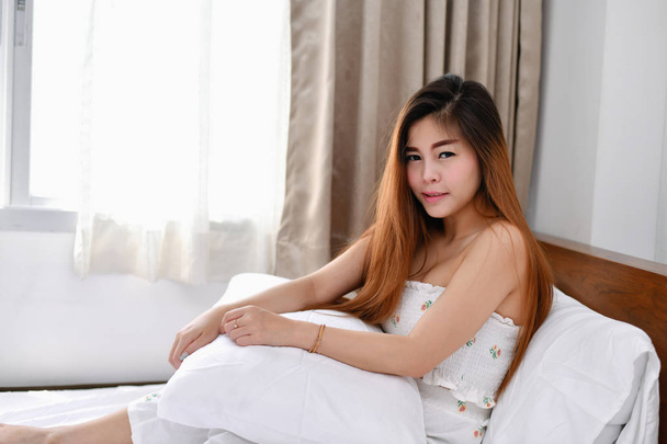 Sexy women concept. Sexy Asian girls are playing in the bedroom. - Foto, afbeelding