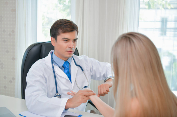 Health Concepts. The doctor is examining the patient's health. Patients are happy to come to the doctor. Medical examination results and Medical Consultation for Patients. The patient relaxes. - Photo, Image