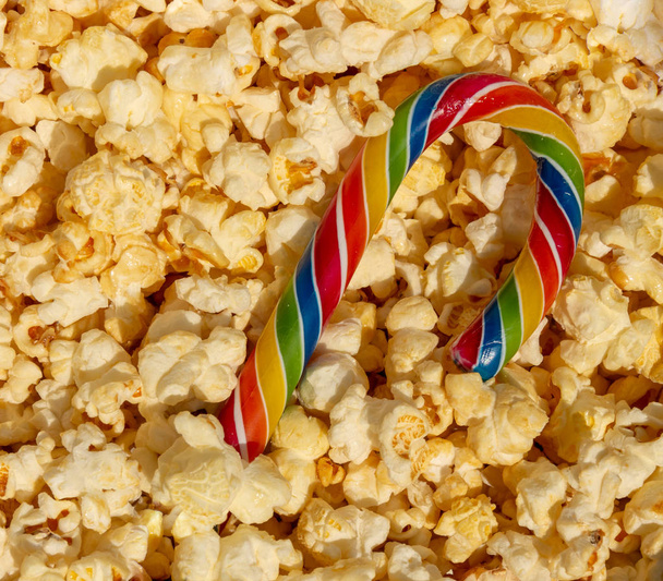 Cukrowa Laska w popcorn z widoku z góry - Zdjęcie, obraz