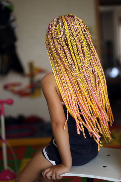 dziewczynka z fryzurą z Afryki plecionki, amerykański warkocze, cienkie, pracy kreatora, fryzurę w procesie skarpetki, tła dla tekstu - Zdjęcie, obraz