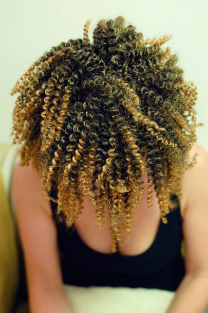 Afro-kilitler, yapay Afrika saç, kıvırcık, hacimli saç modeli - Fotoğraf, Görsel