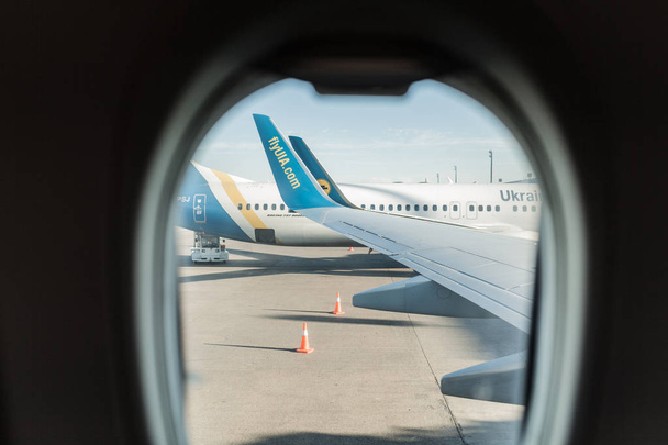 Passenger plane UIA Ukrain International Airlines in the airport . Aircraft maintenance. Airport Borispil Kiev Ukraine. May 2018 - Foto, afbeelding
