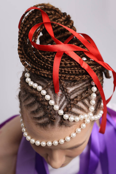 Студійне фото на білому тлі, дівчина з екзотичним зачіскою, крупним планом, текстурою волосся
 - Фото, зображення