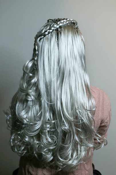 λευκό σγουρά κλειδαριές πόνυ αφρικανική μαλλιά στυλ, συνημμένη συνθετικό χα - Φωτογραφία, εικόνα