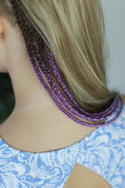 тонкі кіски визирають з-під волосся дівчат, фіолетовий браї
 - Фото, зображення