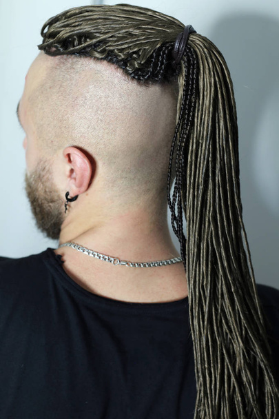 dreadlocks το κεφάλι ενός άνδρα, σε λευκό φόντο, τεχνητή dreadlocks, ένα αφρικανικό στιλ κούρεμα - Φωτογραφία, εικόνα
