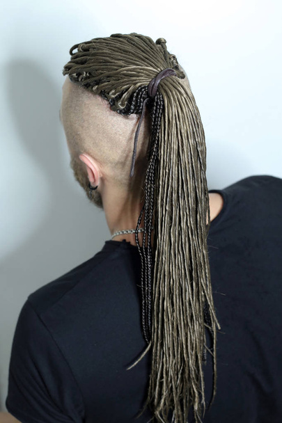dreadlocks sur la tête d'un homme, sur un fond blanc, dreadlocks artificiels, une coupe de cheveux à la africaine
 - Photo, image