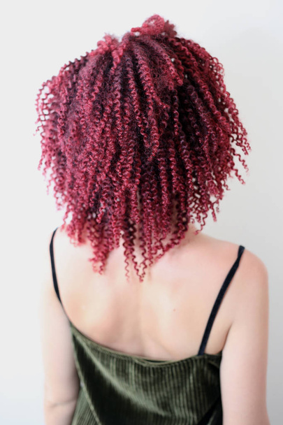 Африканський кучері зачіска з штучного волосся, процес роботи майстра, червоні волосся Закри - Фото, зображення