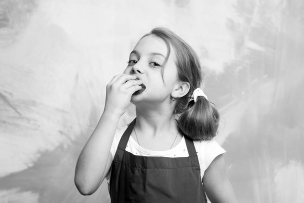 Child biting cake - 写真・画像