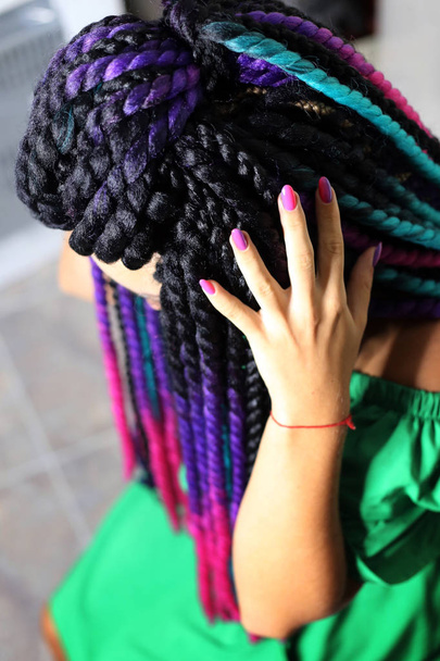 Peinado africano mambotwists, grandes rastas de negro-violeta
  - Foto, Imagen