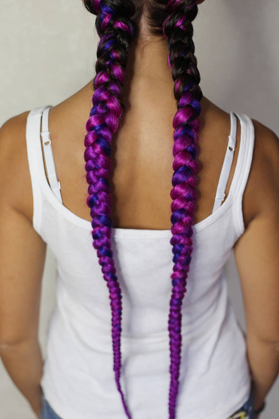 zwei Zöpfe aus farbigem Haar, Boxzöpfe Nahaufnahme Arbeit eines Assistenten Haarstruktur, Schönheitssalon Hintergründe - Foto, Bild