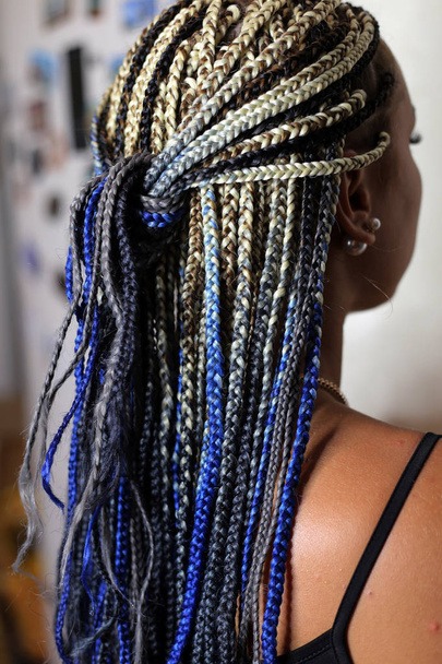 muchas trenzas delgadas en la cabeza de una chica de estilo africano, coletas
  - Foto, imagen