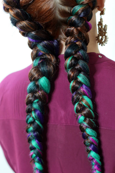 deux tresses de cheveux colorés, tresses de boxe travail de gros plan d'une texture de cheveux de sorcier, milieux de salon de beauté
 - Photo, image