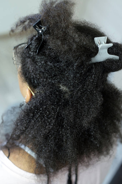 υφή των μαλλιών στο κεφάλι του κοριτσιού ή άνθρωπος σε λευκό φόντο γκρο πλαν - Φωτογραφία, εικόνα