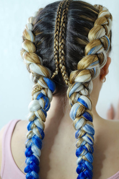 coiffure créative de deux tresses avec vpoyeniem bleu kanekalona
, - Photo, image