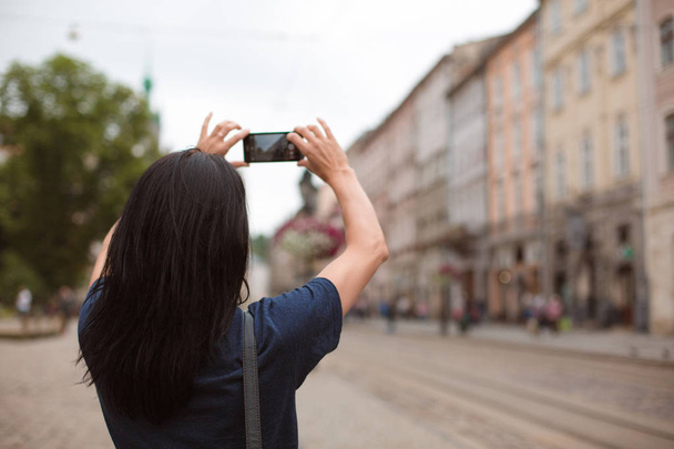 Turistické pěší přes centrum města a pořizování fotografií na mobilním telefonu. Prázdné místo - Fotografie, Obrázek