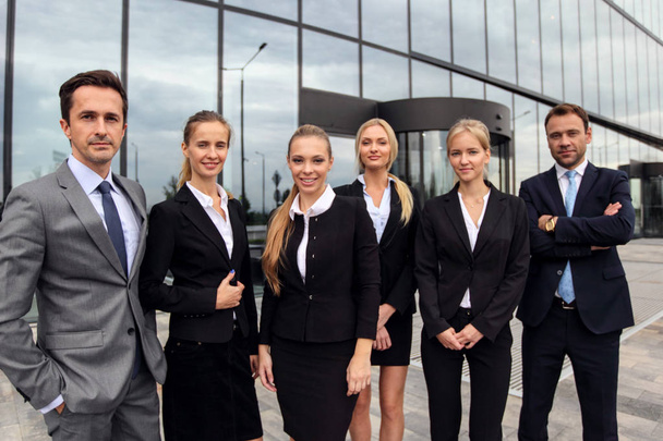 Portrét úspěšného týmu podnikatelů, kteří společně stojí venku v blízkosti moderní kancelářské budovy - Fotografie, Obrázek