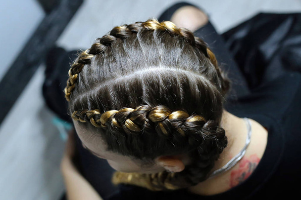 duas tranças penteado de juventude na moda com um kanekalon de natur
 - Foto, Imagem