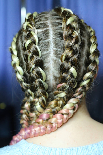 coiffure de tresses épaisses avec kanekalon pour une fille, cinq tresses avec un entrelacement de matériau artificiel
 - Photo, image