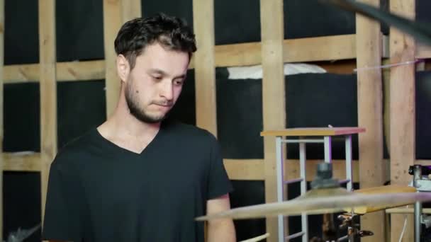Drummer behind the drum set - Πλάνα, βίντεο