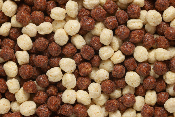 Chocolate and white breakfast cereal balls background or texture macro shot - Foto, afbeelding