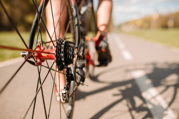 ciclista masculino en bicicleta de montar ropa deportiva
 - Foto, Imagen