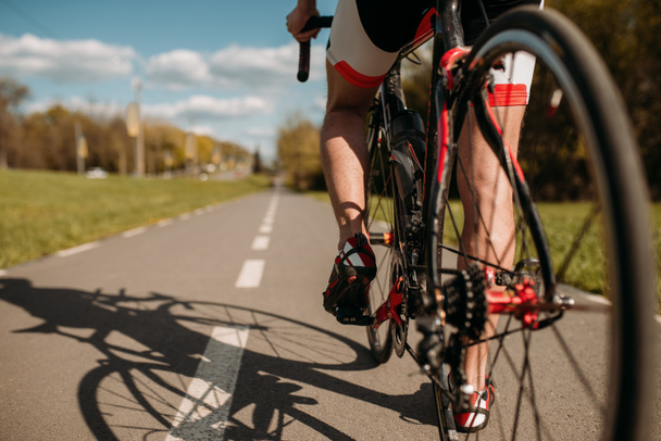 велосипедист в спортивной одежде
 - Фото, изображение