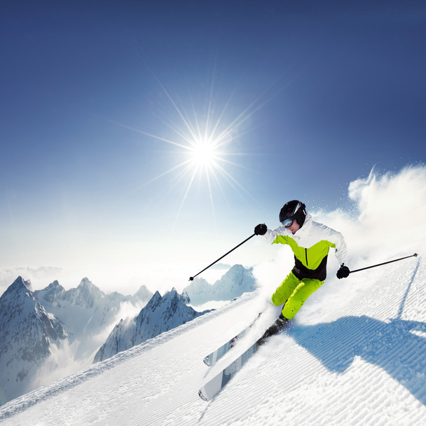 lyžař v horách, připravené sjezdovky a slunečný den - Fotografie, Obrázek