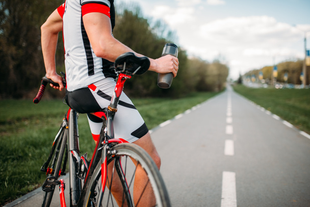 ヘルメットとバイクのトレーニング ウエアで Bycyclist。サイクリング自転車道、アスファルトの道路でトレーニング - 写真・画像