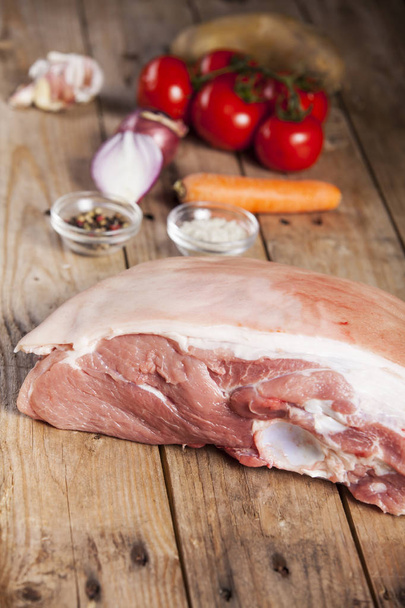 rohes Schweinefleisch auf Holz  - Foto, Bild