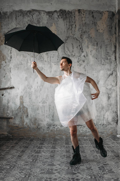 Friikki mies tilalla sateenvarjo, grunge huone sisustus
 - Valokuva, kuva