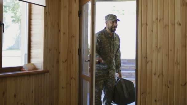 Soldier entering home with happy family - Filmmaterial, Video