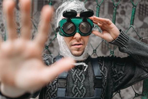 funny freak man in swimming goggles, grunge room interior - Foto, afbeelding