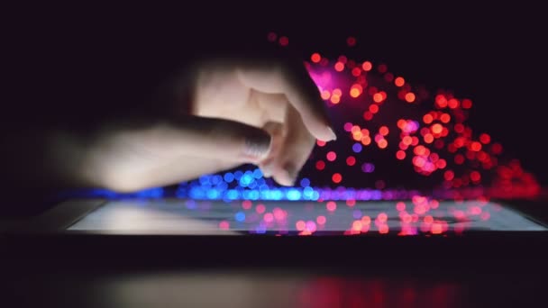 Main de femme touchant et naviguant sur le dispositif de tablette dans la pièce sombre avec des lumières optiques floues colorées gros plan tir constant
 - Séquence, vidéo