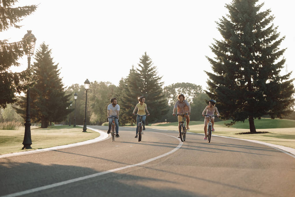 Gruppe lächelnder Radfahrer unterwegs. - Foto, Bild