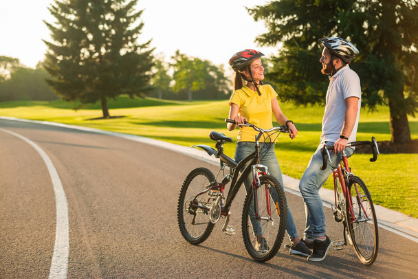 Két diák biciklivel, szabadban. - Fotó, kép