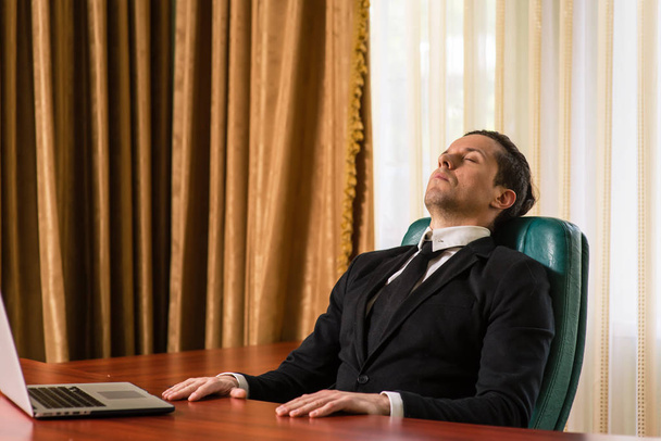 Homme d'affaires fatigué se reposant à une table
 - Photo, image
