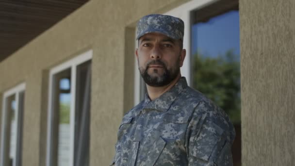 Seriózní vousatý muž v uniformě kamufláž - Záběry, video