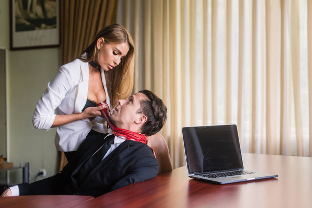Žena uškrtit muž v kanceláři - Fotografie, Obrázek