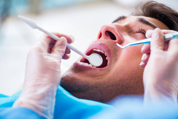 Mann Patient beim Zahnarzt zur regelmäßigen Untersuchung - Foto, Bild