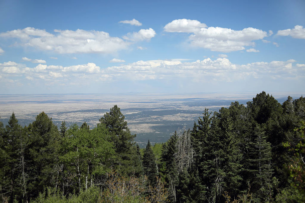 Widok na Sedillo z góry góry Sandia, patrząc w kierunku wschodnim w Nowym Meksyku - Zdjęcie, obraz